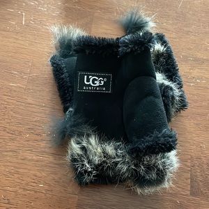 Fingerless Ugg Suede Glove.